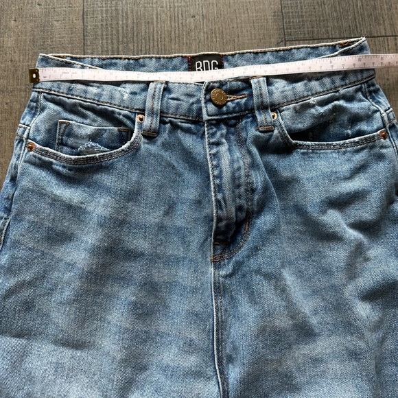 UO distressed mom jeans size 25 - Picture 4 of 6